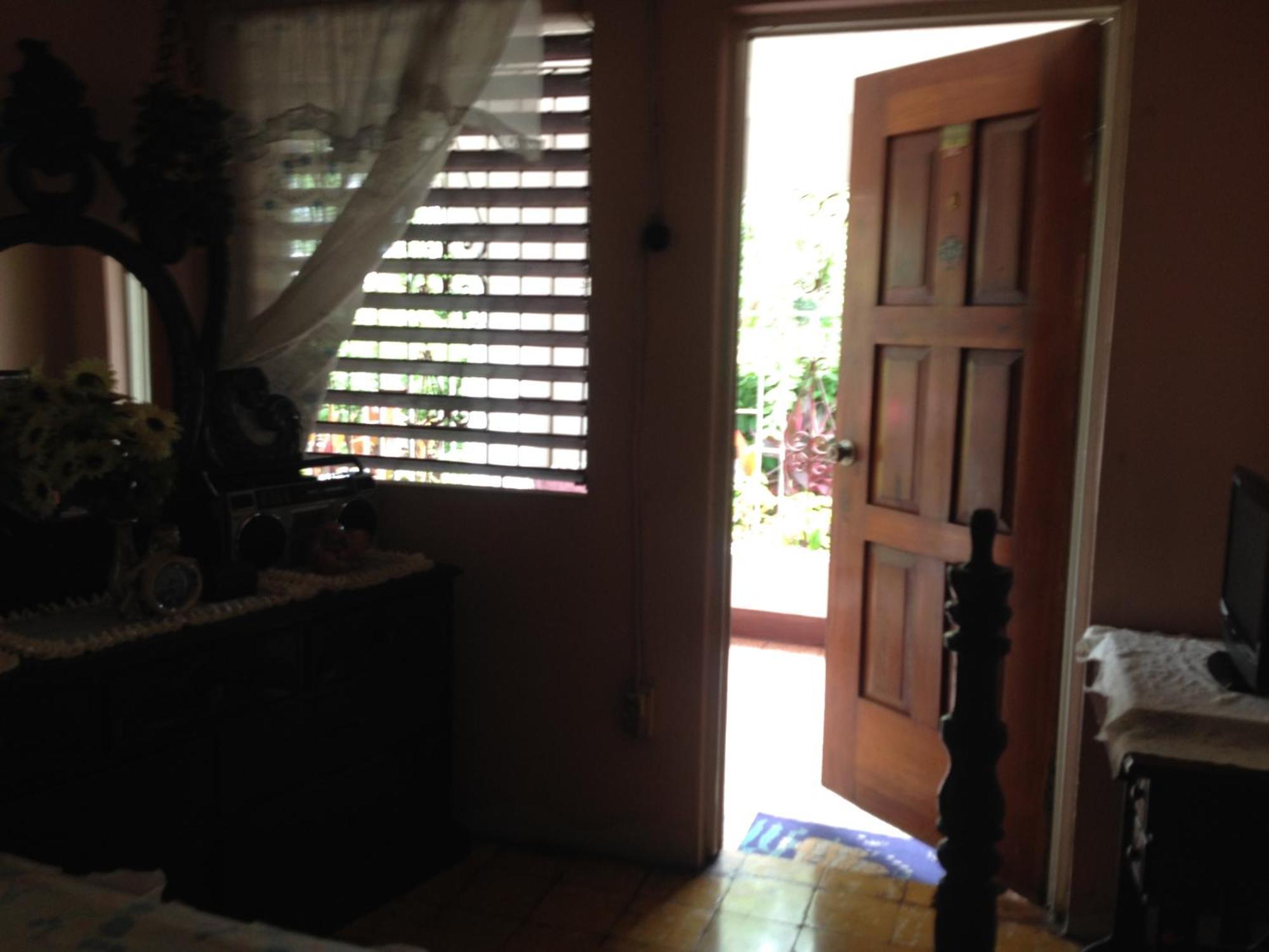 Kingston Airport Bed And Breakfast Esterno foto