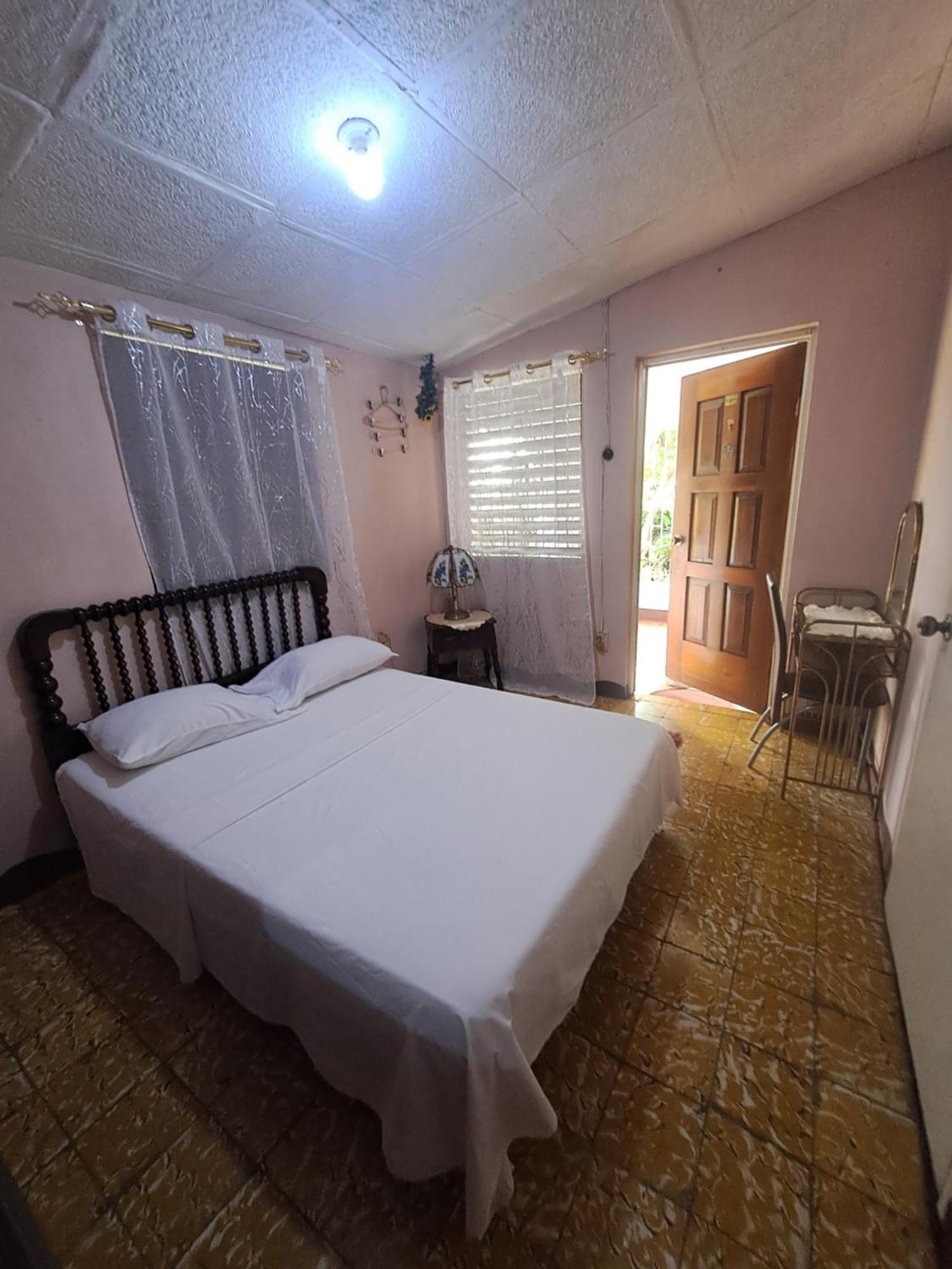 Kingston Airport Bed And Breakfast Esterno foto